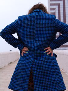 “Modrý kabát s kohúťou stopou značky Vicolo”