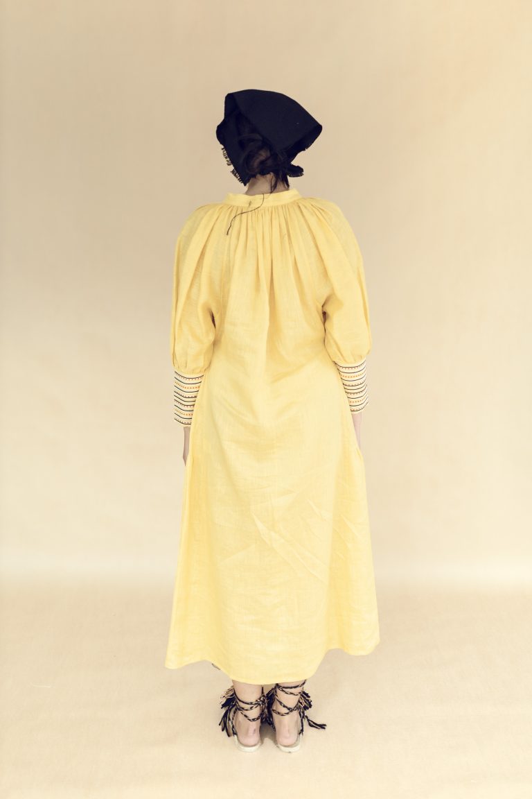 Preľude šaty Toccata žlté s bielou výšivkou